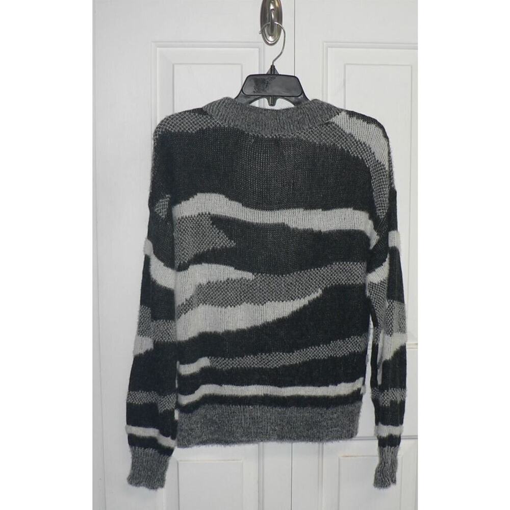 Leith Women's V-Neck Button Front Cardigan in Black Zebra Jacquard Small $55 - Picture 5 of 5